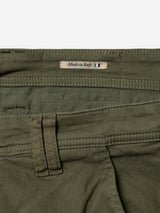 Close-up of BGpaulo Pavia 1 V2 Chino - Army by Blue de Gênes shows a waistband label reading Made in Italy next to a small Italian flag, with visible stitching and a belt loop.