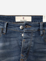 Close-up of the BGvinci OM Jeans – Denim wash by Blue de Gênes, focusing on the waistband and fly area with two metallic buttons and an off-center buttonhole. The authentic worn-in denim wash enhances the classic regular fit style, while the Blue de Gênes brand label appears inside the waistband.