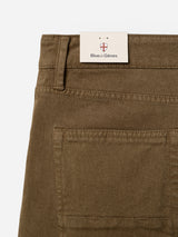Close-up of the back of beech green denim pants, featuring a rear pocket and belt loop, with a Blue de Gênes brand tag attached at the waistband. Crafted from comfort stretch twill, these BGvinci Iro Pants offer both style and flexibility for everyday wear.