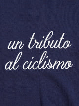 White cursive text on the navy Tributo Cycling Jersey by Blue de Gênes reads "un tributo al ciclismo," Spanish for "a tribute to cycling.