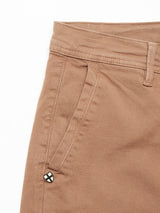 The Menzo Dobby Chino - Brownie by Blue de Gênes has a vintage look with belt loops, front pleats, diagonal side pockets, and a small black-and-white button near the pocket. The fabric is cotton or similar for comfort stretch.