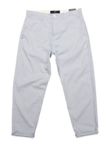 The Palto Riga Chino by Blue de Gênes, in a light gray flat display, offers a relaxed fit with button and zip closure. It features two side pockets, subtle textured cotton fabric, and a waistband with contrasting color detail on the inside.