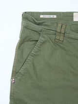 Close-up of Blue de Gênes Paulo Pavia 1 V2 Chino - Army with side pocket, belt loop, and tan stitching. Made from stretch cotton, these vintage military pants have an Italy flag Made in Italy tag and a shield logo near the pocket.