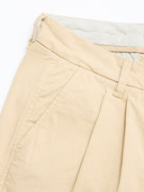 Close-up of the Blue de Gênes BGcopple Rodas Shorts in Pale Khaki, highlighting the waistband, belt loop, crease, side pocket, and part of the light inner lining, crafted from a comfortable cotton-hemp blend.