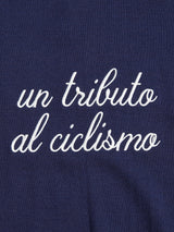 White script text on the navy blue Tributo Cycling Jersey reads un tributo al ciclismo, encapsulating its essence. Made by Blue de Gênes.