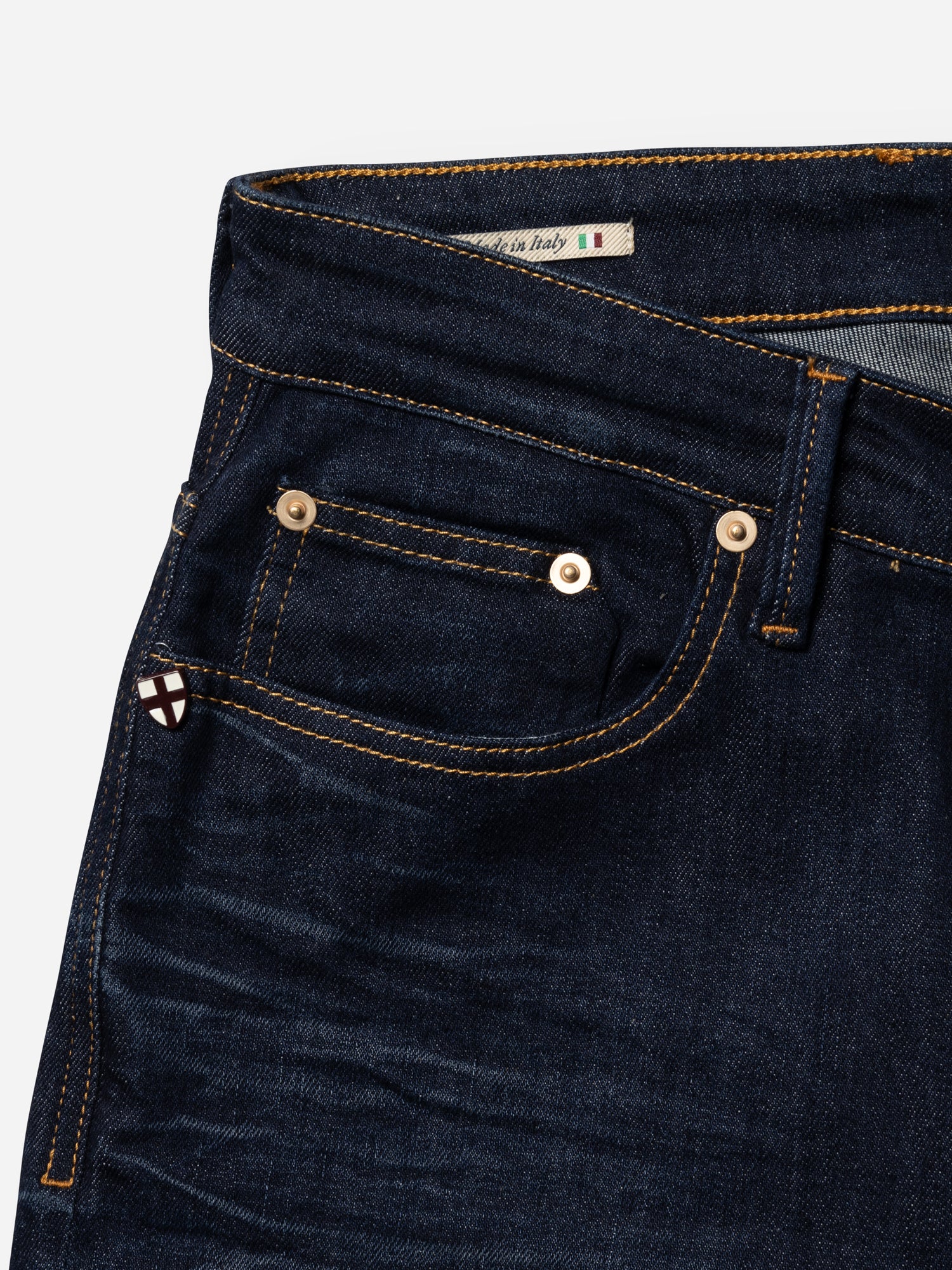 Close-up of Blue de Gênes BGvinci Pala Dark V2 Jeans in dark blue denim, featuring comfort stretch, front and coin pockets with rivets, contrast stitching, and an Italian flag 