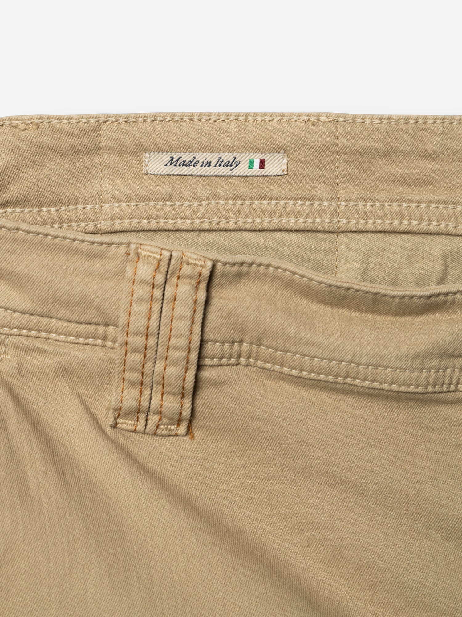Close-up of the BGpaulo Pavia 1 V2 Chino - Khaki by Blue de Gênes, highlighting the cotton stretch waistband with stitched 