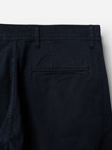 Close-up of the back of Blue de Gênes BGmenzo Vecchio Chino in dark navy, showing a waistband with belt loops and a single welt pocket. Made from cotton fabric with comfort stretch for ease of movement.