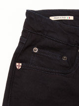Close-up of the front pocket of Vinci Venom Blk Jeans - Dark Denim by Blue de Gênes, crafted from premium comfort stretch twill in a regular fit. Features a small crest emblem and a Made in Italy tag sewn inside the waistband, next to an Italian flag.
