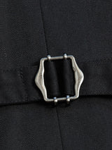 Close-up of the Blue de Gênes Canna Carbonio Gillet in Black, highlighting the rectangular metal belt buckle and the textured black fabric strap.