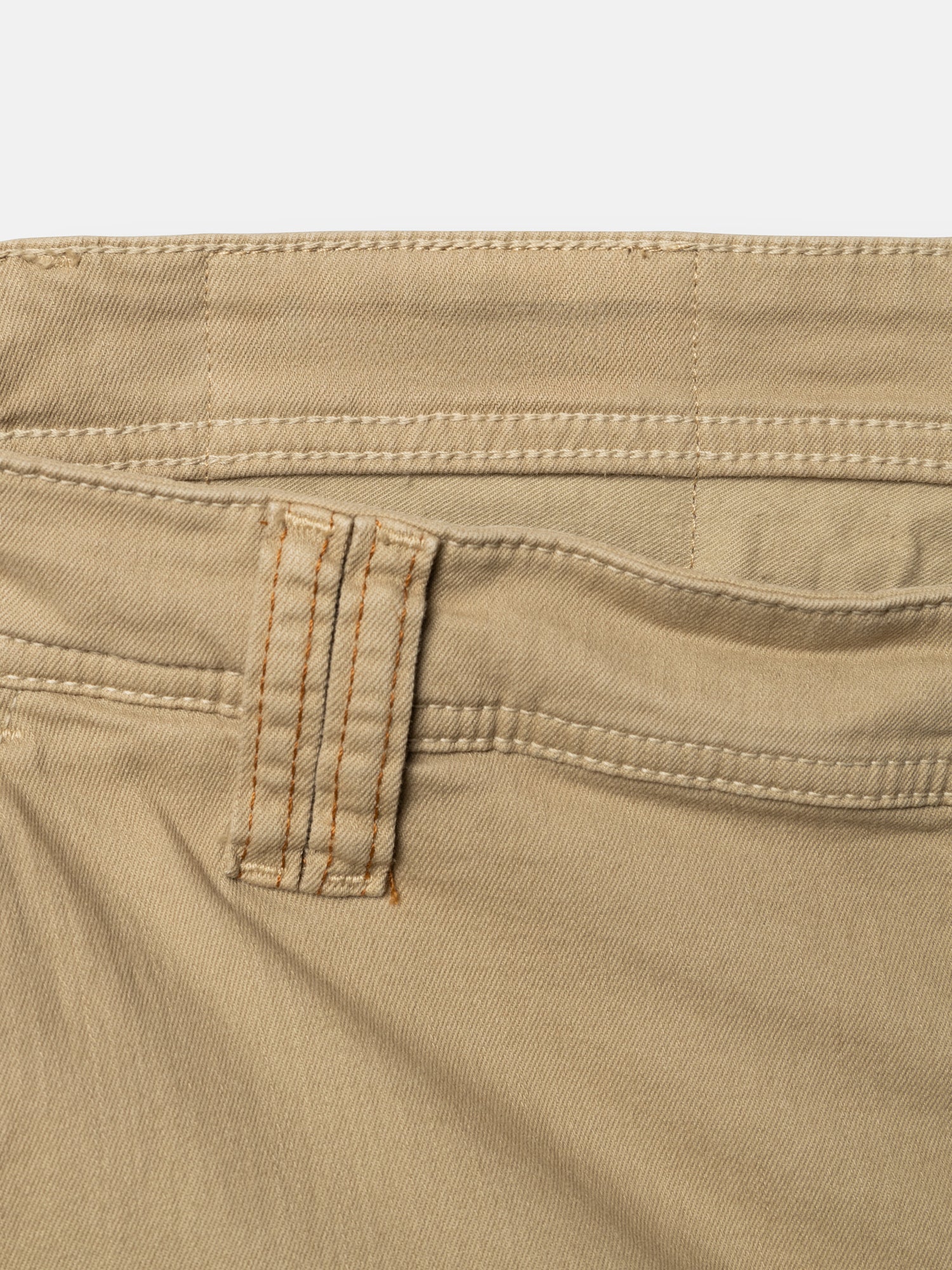 Close-up of the waistband and belt loop of Blue de Gênes BGpaulo Pavia V3 Chino - Khaki enzyme-washed pants, featuring double-stitched seams in cotton stretch fabric.