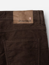 Close-up of the back pocket and waistband of the BGpaulo Ottawa V3 Trousers in Hot Fudge Brown by Blue de Gênes, showcasing a leather patch with the brand’s name and a small red and white shield emblem. This regular slim fit style is part of the Paulo Ottawa Chino collection.