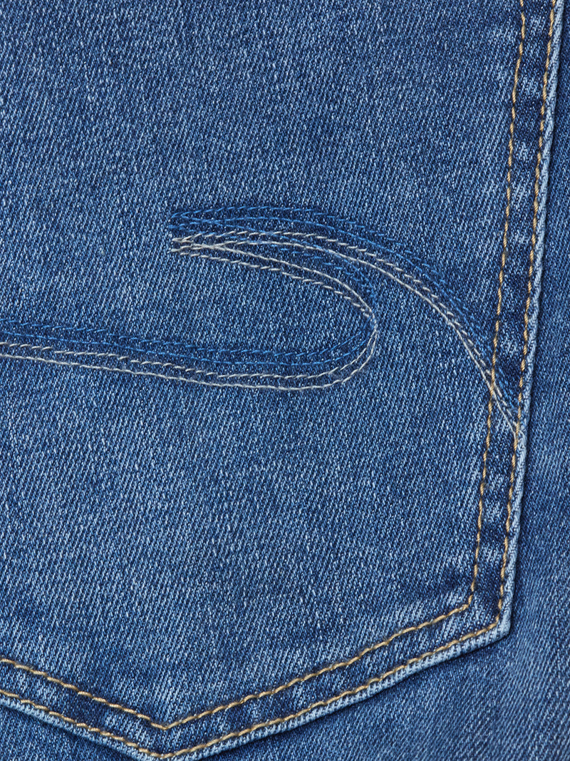 Close-up of the back pocket on Blue de Gênes Recco Blue Vintage Jeans – Vintage Wash, featuring visible stitching, a curved embroidered design, and yellow-brown thread outlining the relaxed-fit pocket edges.