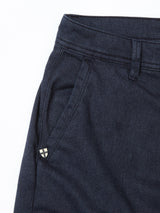 Close-up of the upper section of Blue de Gênes Menzo Olanda Chino in Navy, featuring a front pocket with a metal button and belt loop—highlighting the sleek design against a white background.