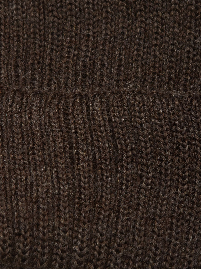 Close-up of the Boshi Beanie - Brown by Blue de Gênes, highlighting its textured rib knit and thick, soft yarn for a cozy look. Expertly crafted in Denmark, this Merino wool beanie is both warm and stylish.