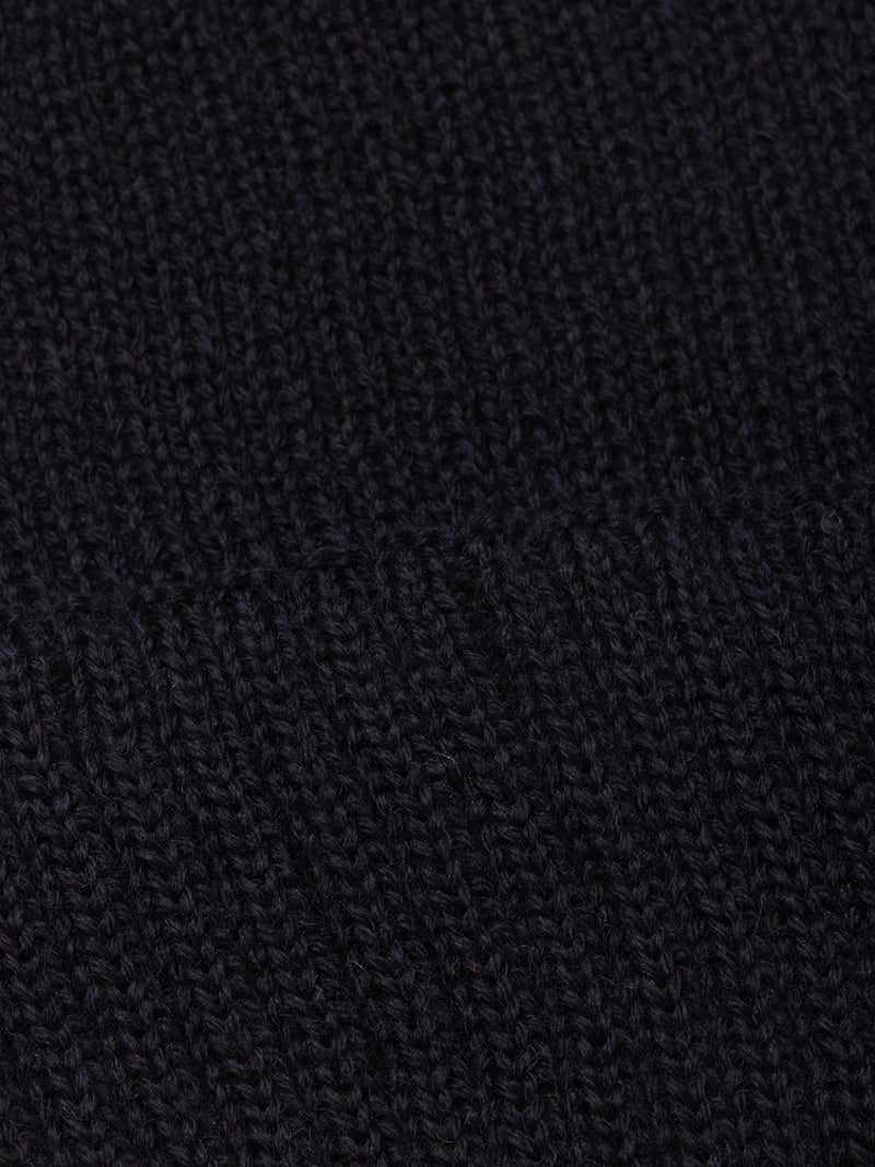 Close-up of the Boshi Beanie in Dark Navy by Blue de Gênes, showcasing its detailed yarn texture and pattern. Knitted in Denmark from premium Merino wool.