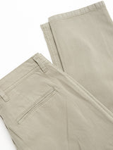 The BGmenzo Vecchio Chino in Shadow Green by Blue de Gênes features a modern fit with vintage flair, comfort stretch, and a clean minimal style. Neatly folded, its back pocket displays a subtle embroidered logo above it.