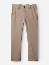 The BGpaulo Pavia 1 V2 Chino - Fungi by Blue de Gênes is a light brown, straight-leg cotton stretch pant with front and back pockets, belt loops, and a button closure, shown with rolled cuffs on a white background.