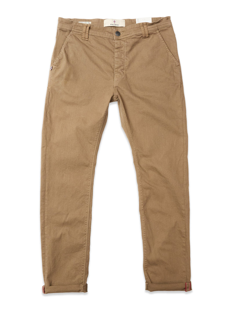 The Paulo Pavia 1 V2 Chino in Fudge by Blue de Gênes features front pockets, belt loops, a button and zip closure, tapered cotton stretch legs with red cuff accents, and is shown flat on a white background.