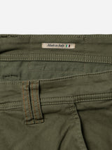 Close-up of the waistband and pocket of BGpaulo Pavia 1 V2 Chino - Army by Blue de Gênes, crafted from stretch cotton. Features a "Made in Italy" tag with Italian flag and visible stitching details on belt loop and seams.