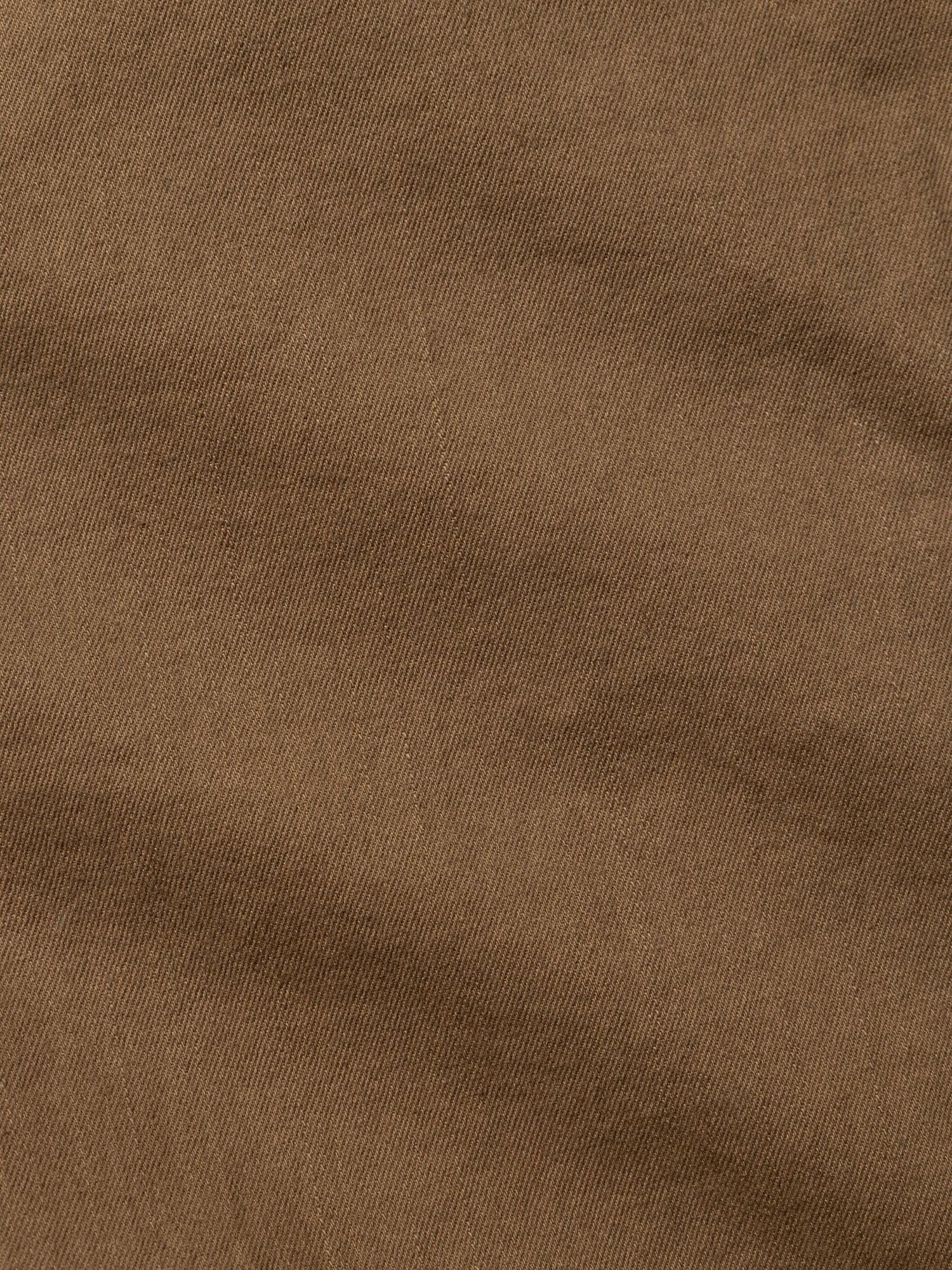 Close-up of the BGpaulo Pavia 1 V2 Chino by Blue de Gênes in Fudge, highlighting the brown cotton stretch fabric’s subtle diagonal weave, soft texture, and natural folds.
