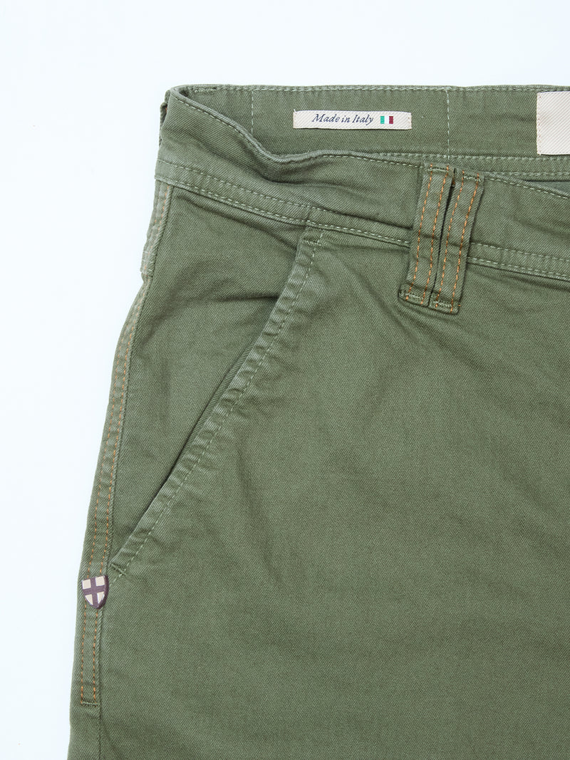 Close-up of Blue de Gênes Paulo Pavia 1 V2 Chino - Army with side pocket, belt loop, and tan stitching. Made from stretch cotton, these vintage military pants have an Italy flag Made in Italy tag and a shield logo near the pocket.