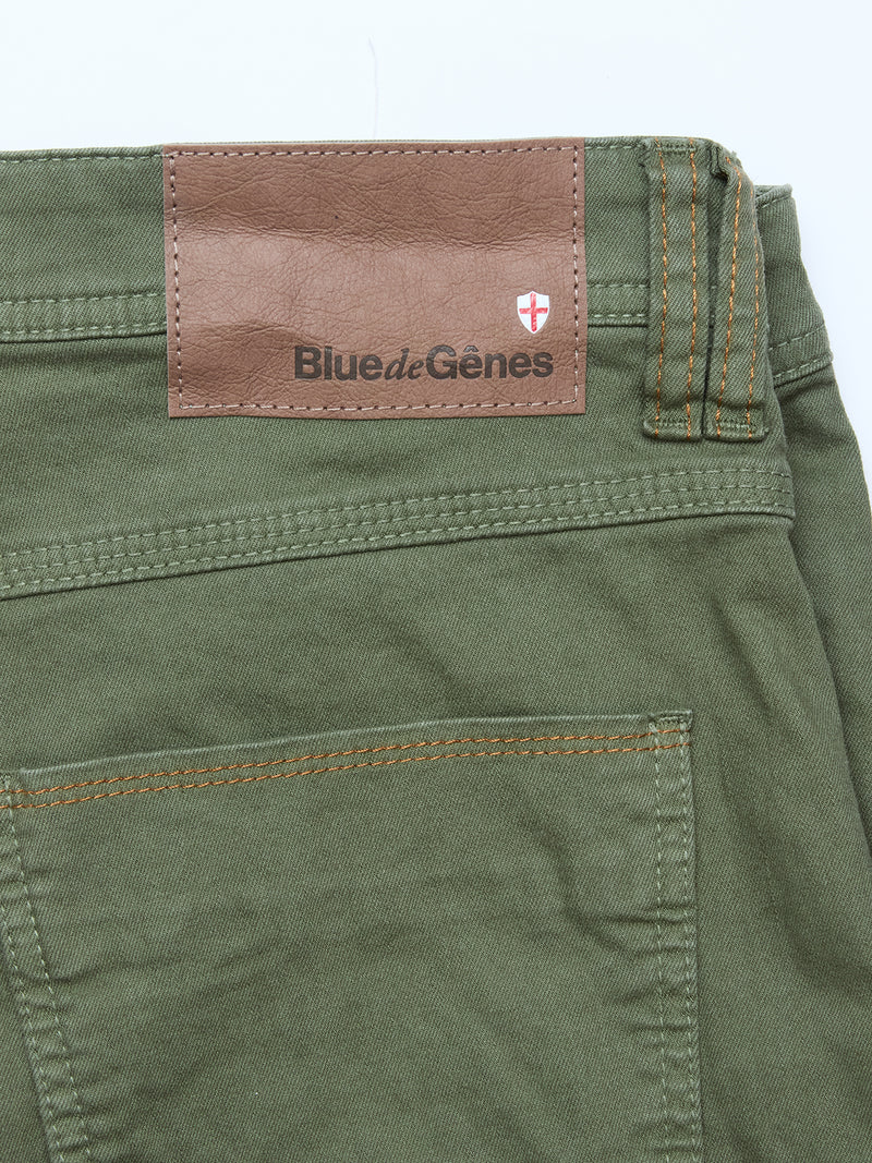 Close-up of the back pocket and waistband on Blue de Gênes Paulo Pavia 1 V2 Chino - Army, made from cotton stretch fabric with a brown leather brand patch and small shield emblem.
