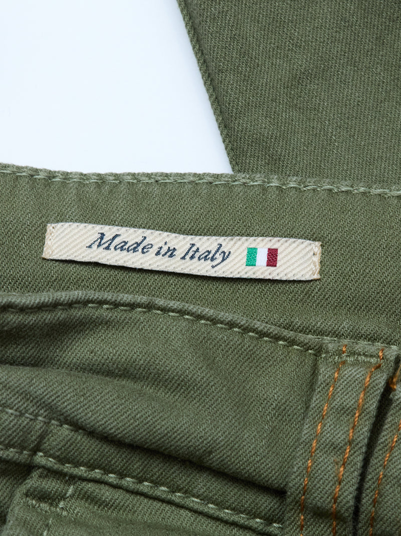 Close-up of Blue de Gênes Paulo Pavia 1 V2 Chino - Army in green stretch cotton. Features Made in Italy label beside a small Italian flag, with distinctive orange stitching on the fabric.