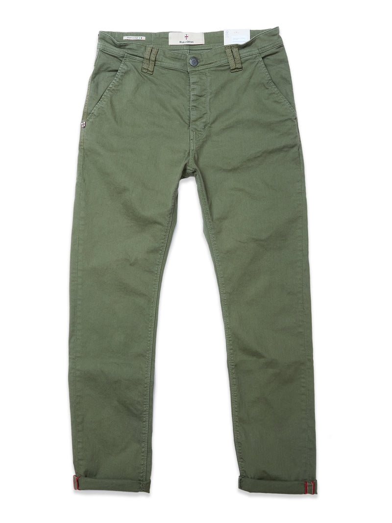 The Paulo Pavia 1 V2 Chino - Army by Blue de Gênes features front pockets, button and zip closure, and rolled cuffs. Inspired by vintage military styles, these green chinos are crafted from soft stretch cotton. Shown laid flat on a white background.