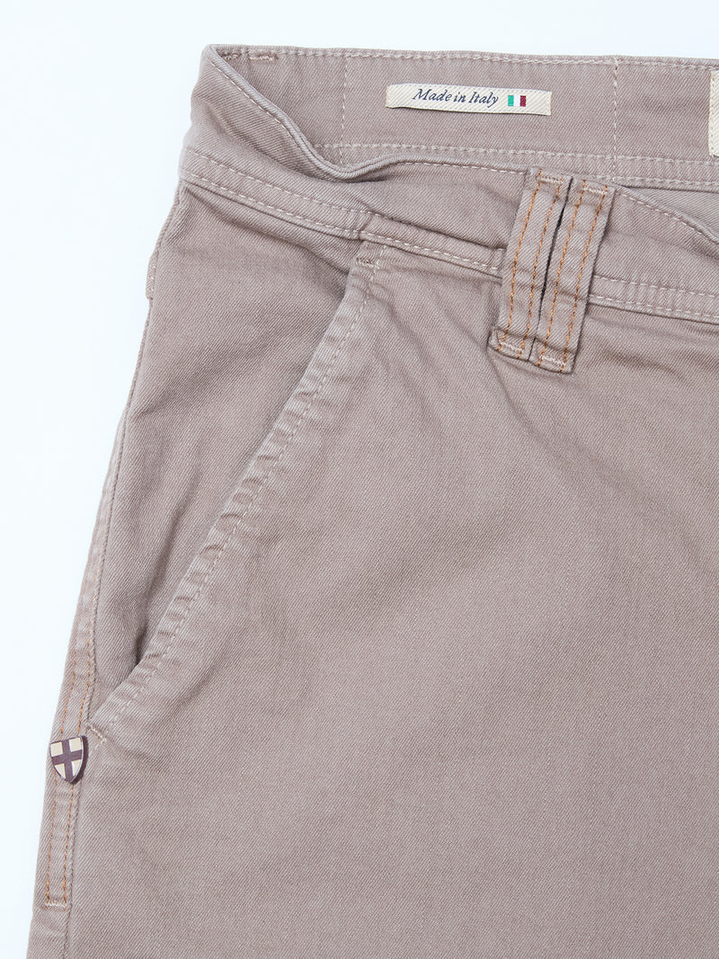 Close-up of Blue de Gênes Paulo Pavia 1 V2 Chino - Fungi, highlighting the front pocket, belt loop, visible contrast stitching, and a small “Made in Italy” label with Italian flag on the waistband.