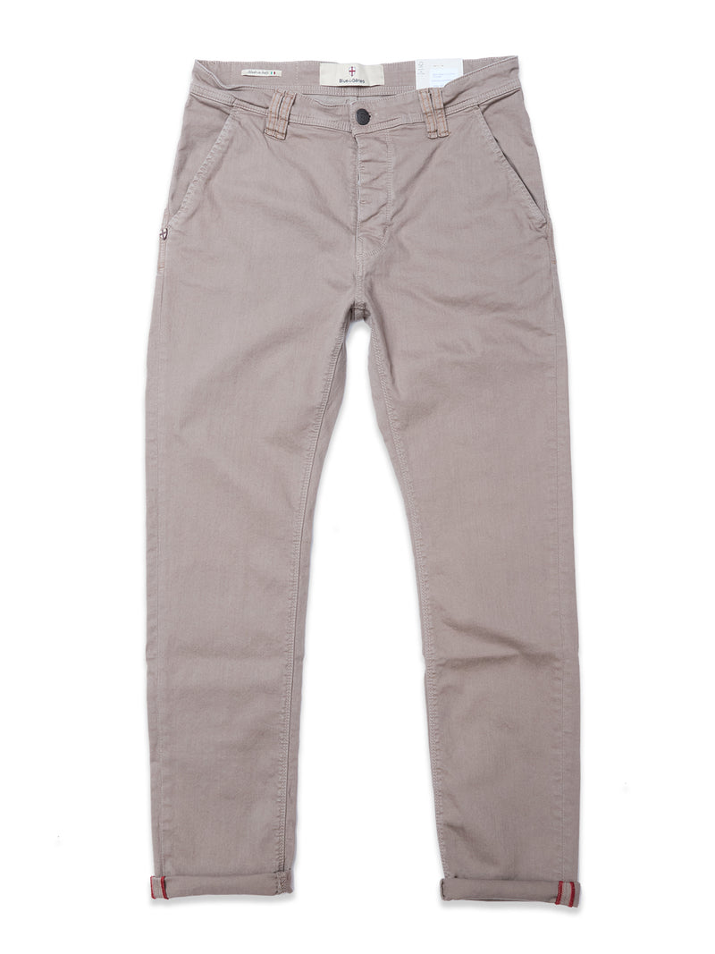 The Paulo Pavia 1 V2 Chino - Fungi by Blue de Gênes is a beige casual pant with front pockets, belt loops, and folded cuffs. Made from cotton stretch fabric, it features a white label on the waistband and a button closure for comfort.