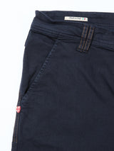 Close-up of the upper section of Blue de Gênes Paulo Pavia 1 V2 Chino in Midnight Blue, featuring brown stitching, belt loop, side pocket, and an Italian flag “Made in Italy” label inside the waistband. Made from premium cotton stretch fabric.