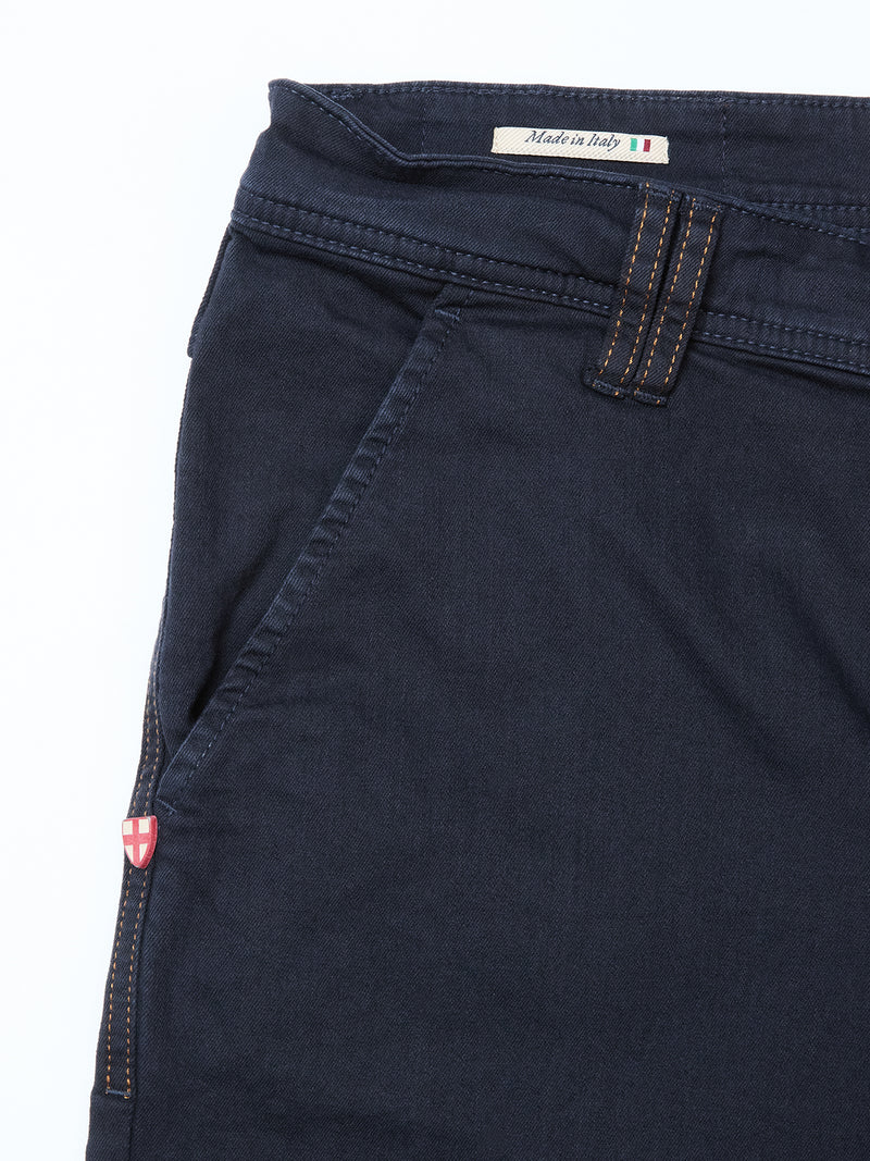 Close-up of the upper section of Blue de Gênes Paulo Pavia 1 V2 Chino in Midnight Blue, featuring brown stitching, belt loop, side pocket, and an Italian flag “Made in Italy” label inside the waistband. Made from premium cotton stretch fabric.
