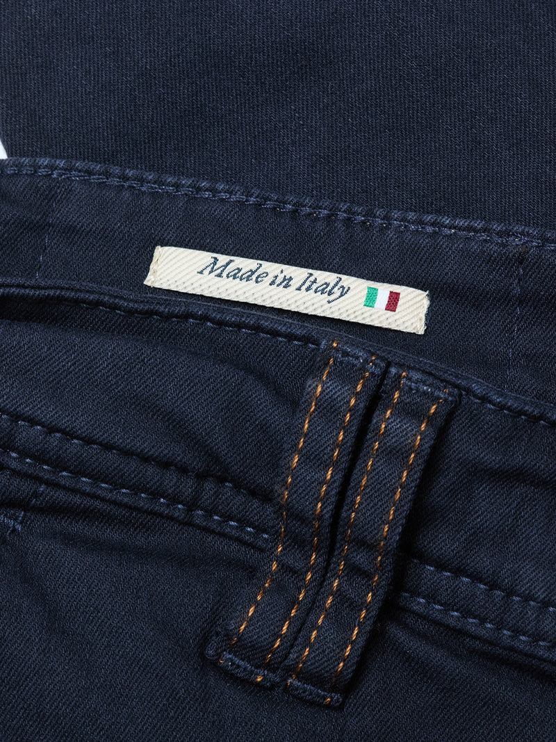 Close-up of the Paulo Pavia 1 V2 Chino in Midnight Blue by Blue de Gênes, featuring quality cotton stretch fabric, orange-stitched belt loop, and a white Made in Italy label with two small Italian flag stripes.
