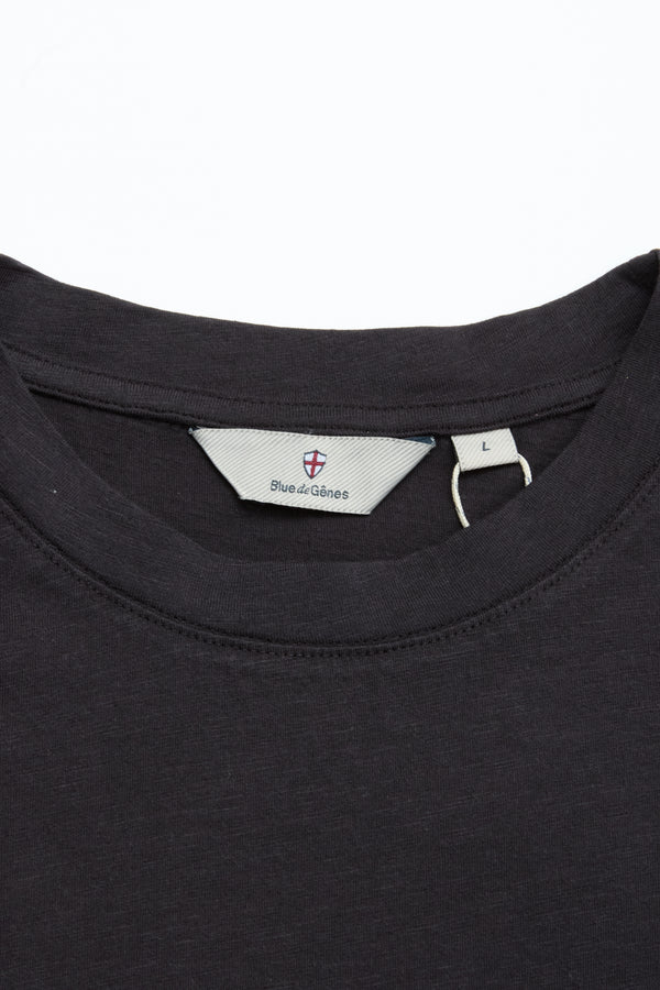 Close-up of the crewneck on a BGoscar T-Shirt - Jet Black from Blue de Gênes, showing the inner tag with brand and size L. Made of 100% cotton.