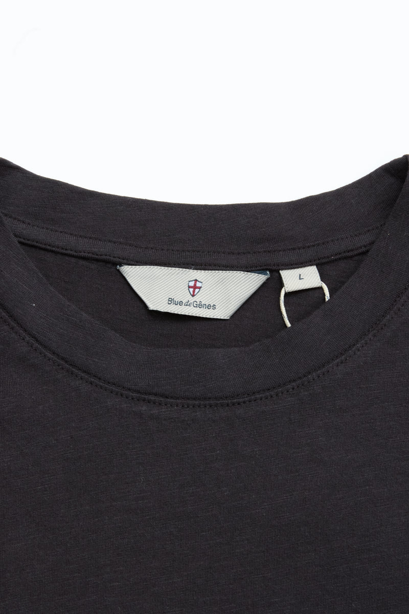Close-up of the crewneck on a BGoscar T-Shirt - Jet Black from Blue de Gênes, showing the inner tag with brand and size L. Made of 100% cotton.