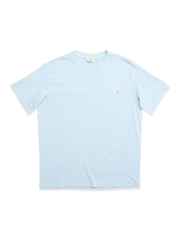 The BGoscar T-Shirt - Blue Fog by Blue de Gênes is made from 100% cotton, with short sleeves, a crewneck, and a small left chest pocket with an embroidered detail. Displayed flat on a white background.