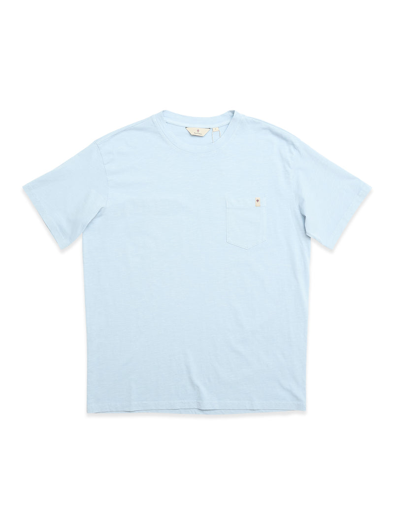 The BGoscar T-Shirt - Blue Fog by Blue de Gênes is made from 100% cotton, with short sleeves, a crewneck, and a small left chest pocket with an embroidered detail. Displayed flat on a white background.